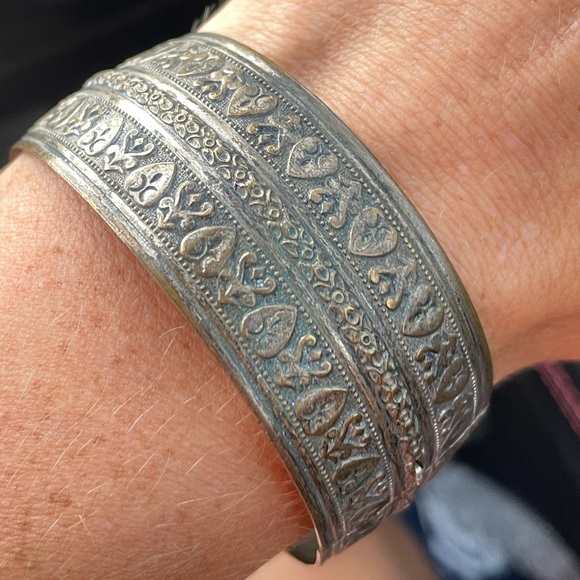 Antique ethnic hinged bracelet - Picture 2 of 6